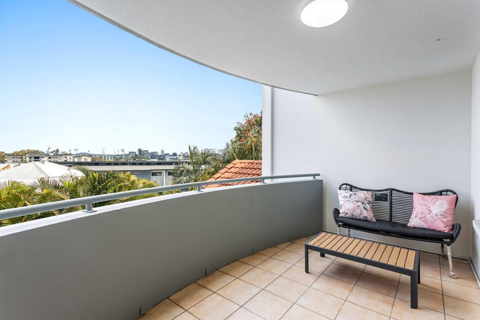 Family-Friendly 2 Bed Retreat Yard Parking Albion Apartment in Brisbane