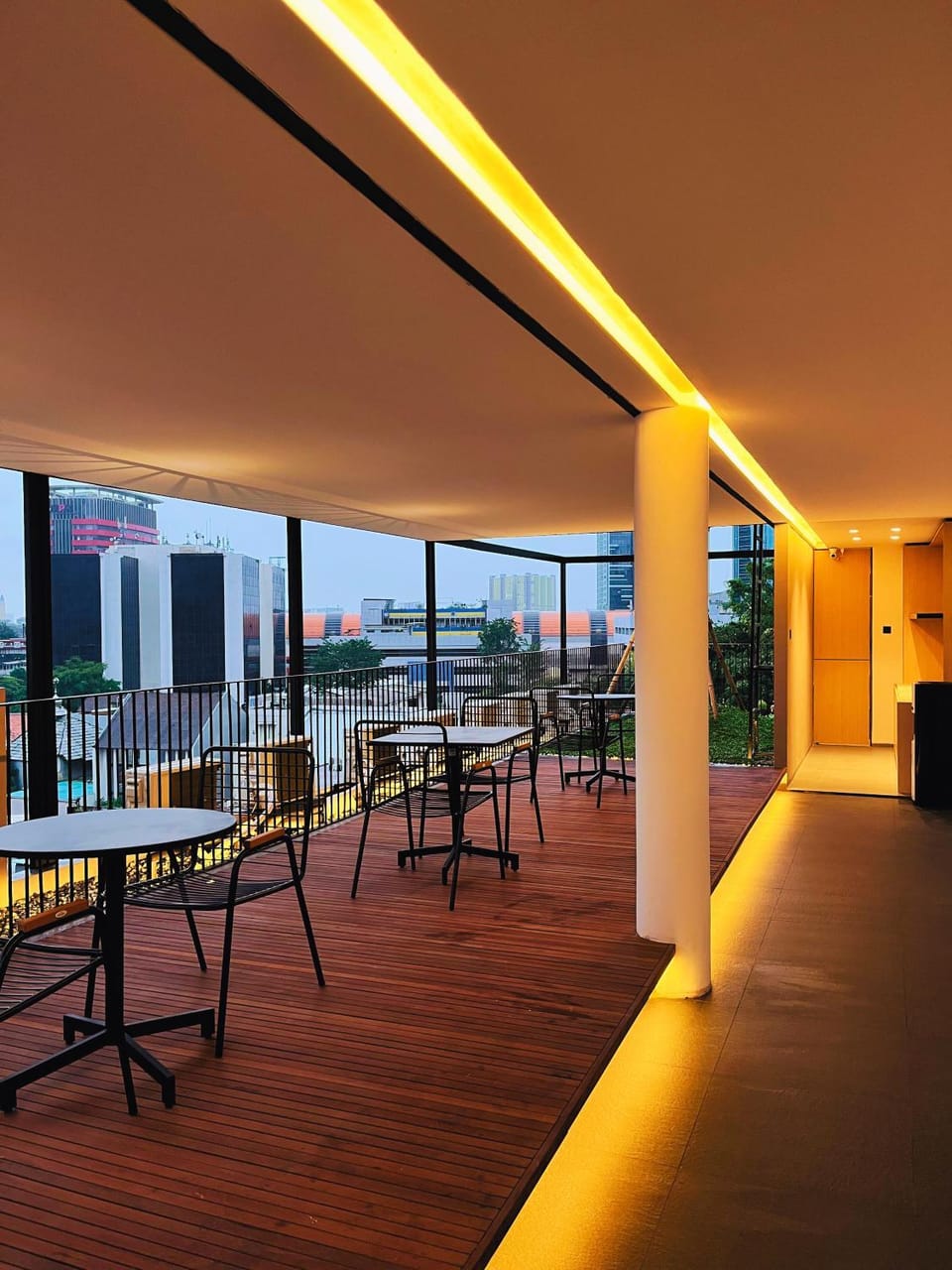 Restaurant/places to eat, View (from property/room), Balcony/Terrace