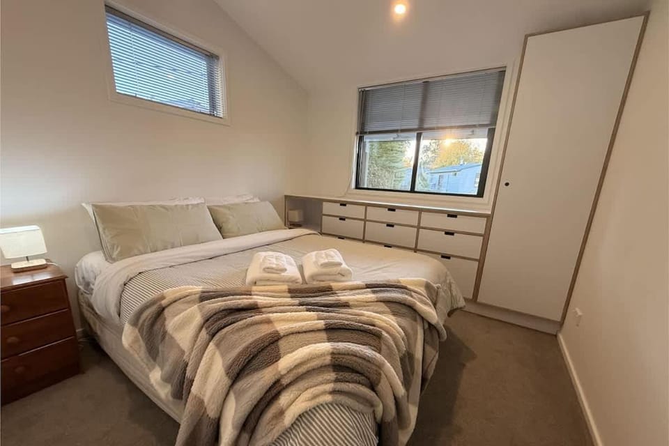 Glenbrook Cottage Twizel - Walk to Town, Sleeps 6, Wi-Fi, Pets OK House in Twizel