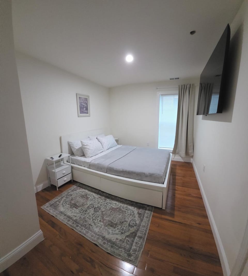 Bed, TV and multimedia, Photo of the whole room, Bedroom