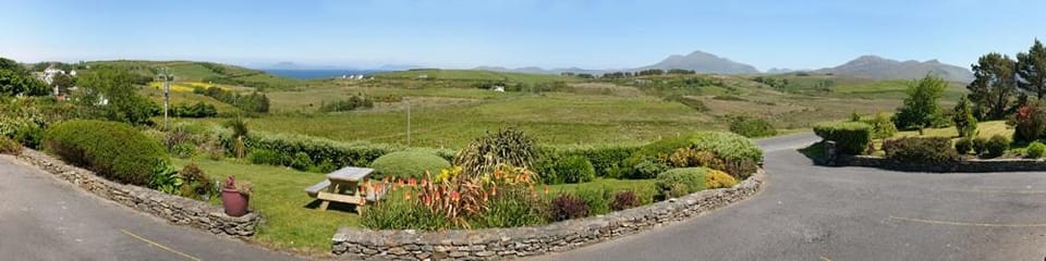 The Hut at Baywatch Bed & Breakfast Apartment in County Mayo