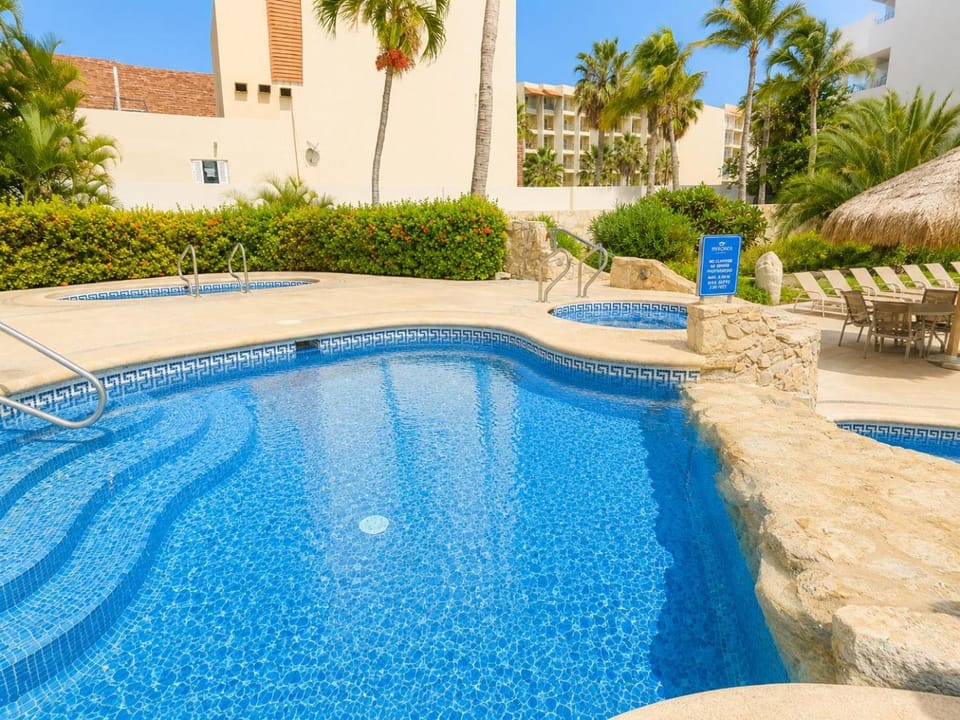 Property building, Day, Pool view, Swimming pool, Swimming pool, sunbed