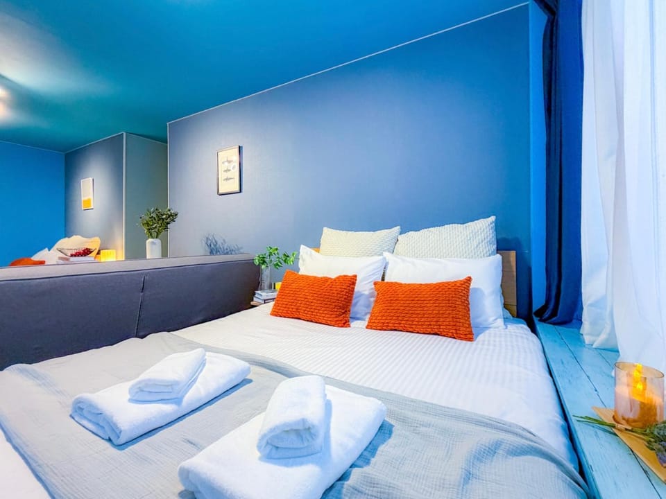 Bed, Bedroom, towels