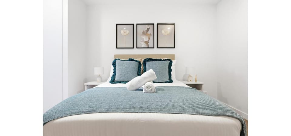 Elegant 3BR CBD Apt, Pool Gym, Skyline City Views, Near Marvel Stadium Apartment in Melbourne