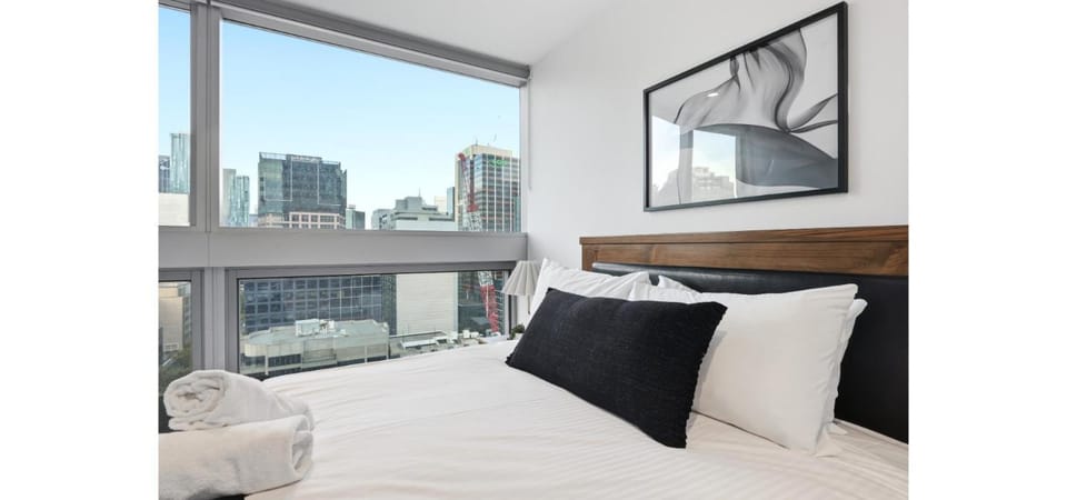 Elegant 3BR CBD Apt, Pool Gym, Skyline City Views, Near Marvel Stadium Apartment in Melbourne