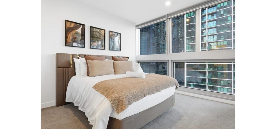 Elegant 3BR CBD Apt, Pool Gym, Skyline City Views, Near Marvel Stadium Apartment in Melbourne