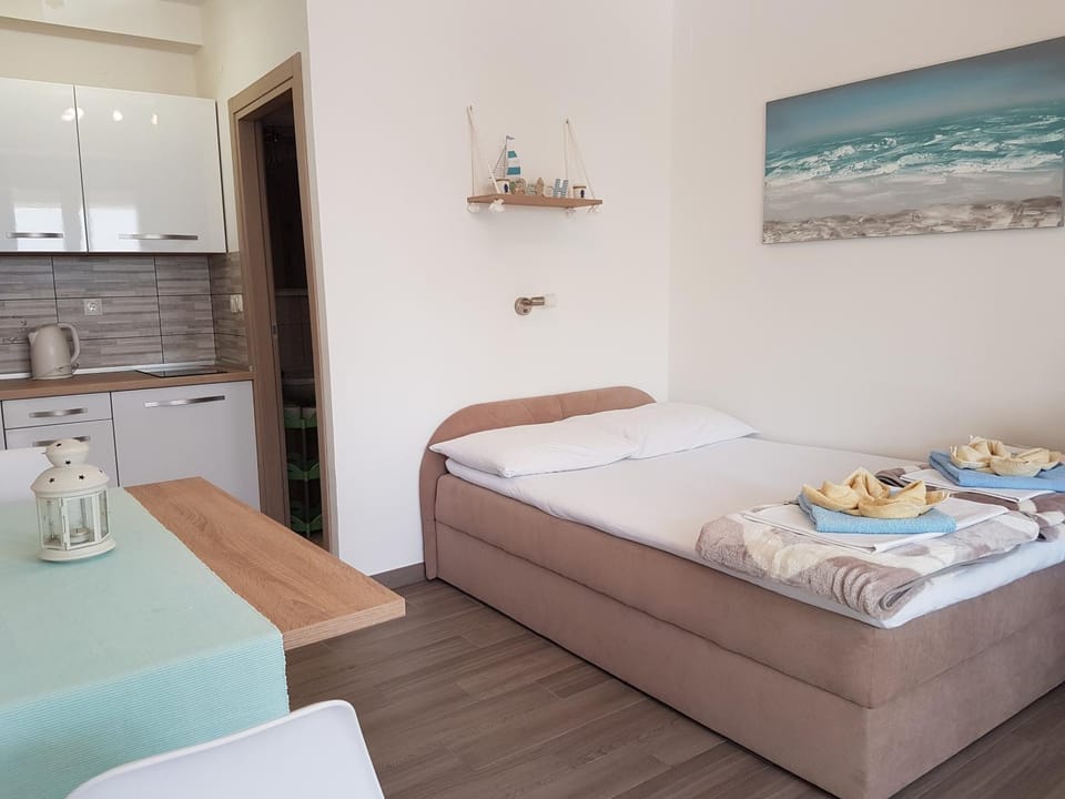 Bed, Kitchen or kitchenette