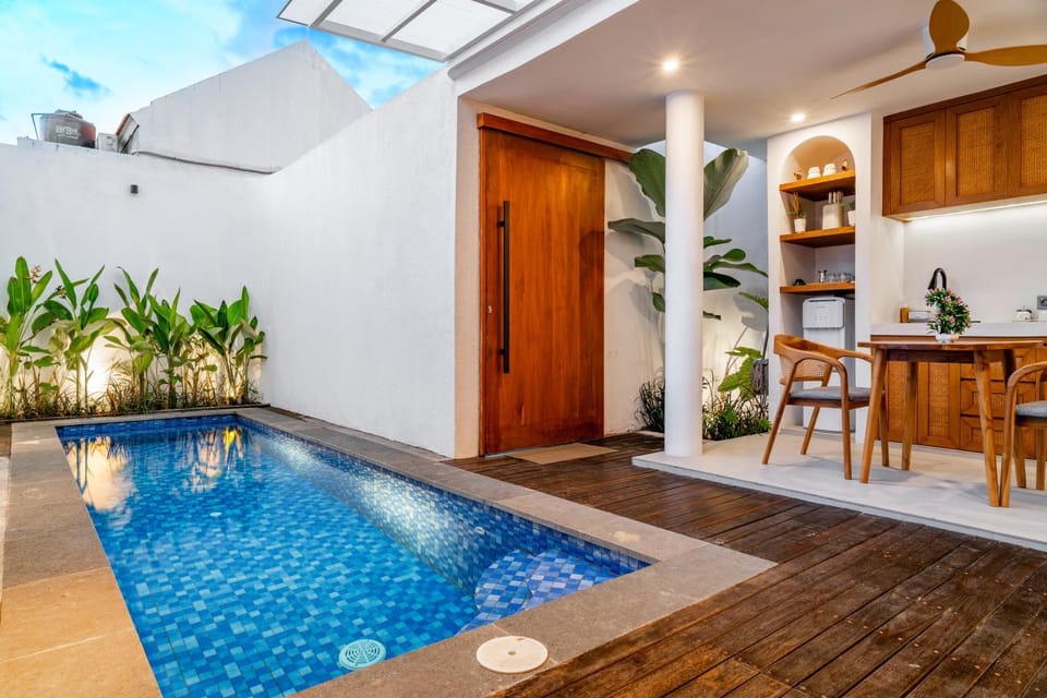 Night, Kitchen or kitchenette, Dining area, Pool view, Swimming pool, kitchen