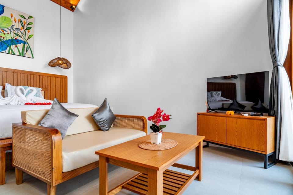 Bed, TV and multimedia, Photo of the whole room, Seating area, Bedroom