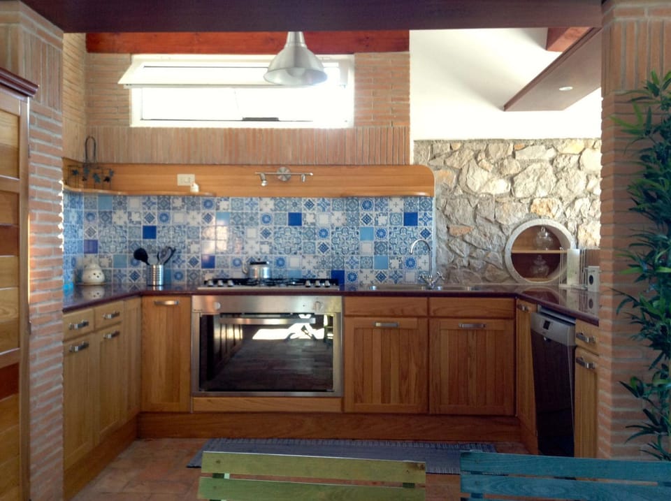 Coffee/tea facilities, Kitchen or kitchenette, Decorative detail, Dining area, minibar, pet friendly, stove