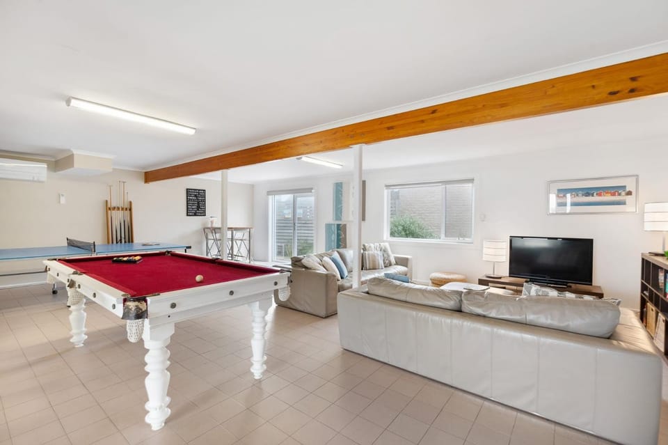 11 Hero Ave - Spacious Family Home with spectacular ocean and hillside views right near the beach House in Middleton