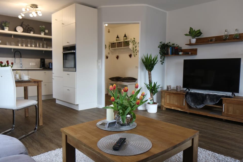TV and multimedia, Living room, Decorative detail, Seating area