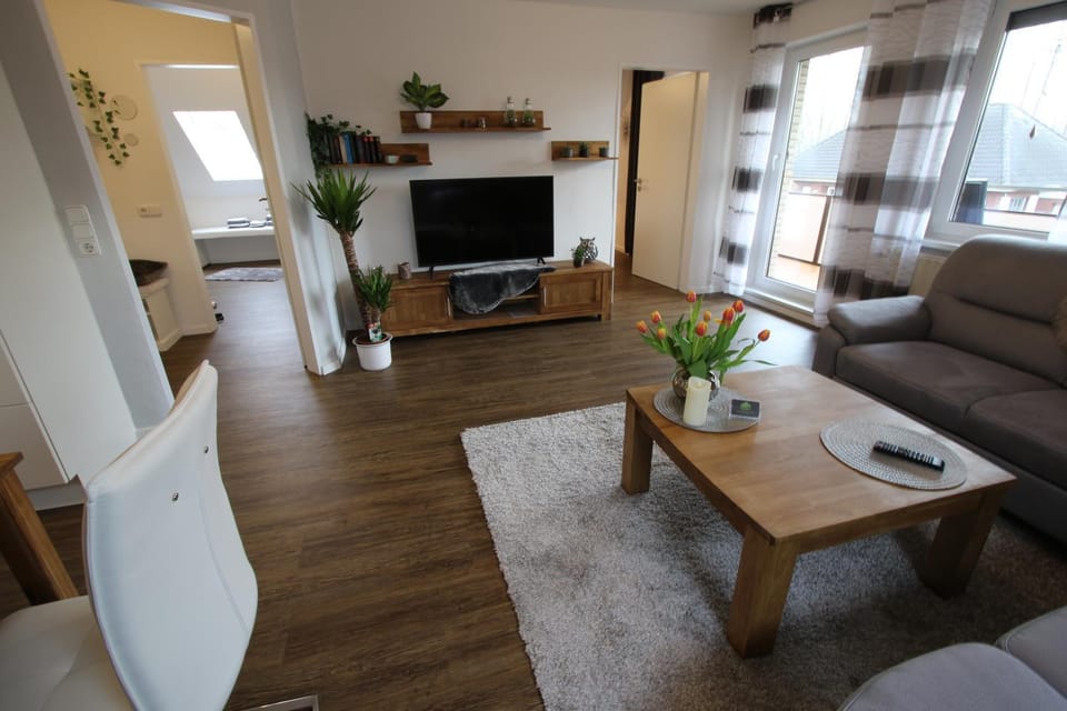 TV and multimedia, Balcony/Terrace, Living room, Decorative detail, Seating area