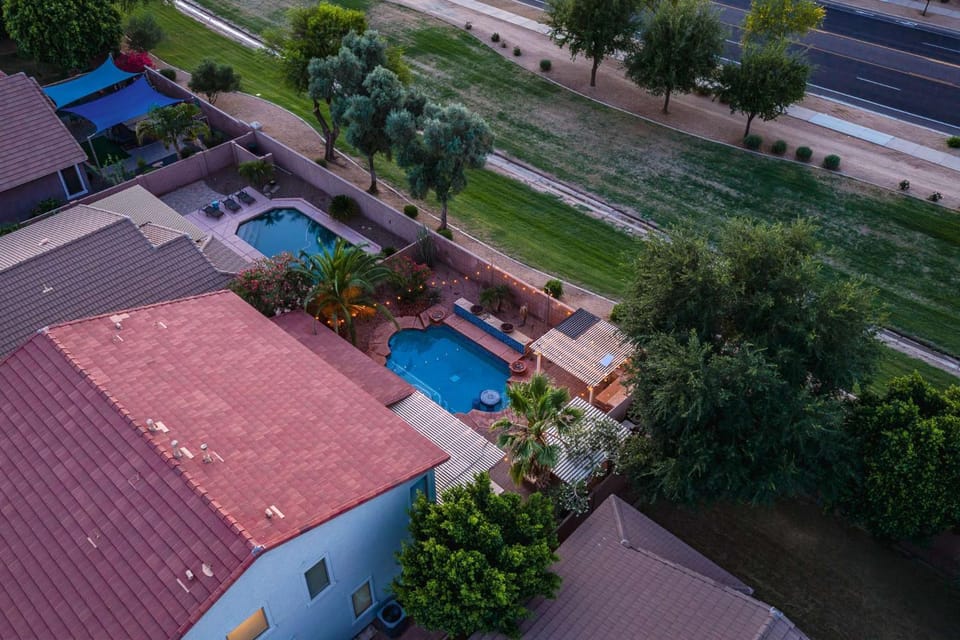 Spacious 5BR Gilbert Home w Pool for Getaway for Family House in Gilbert