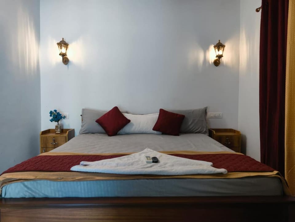 Bed, Photo of the whole room, towels