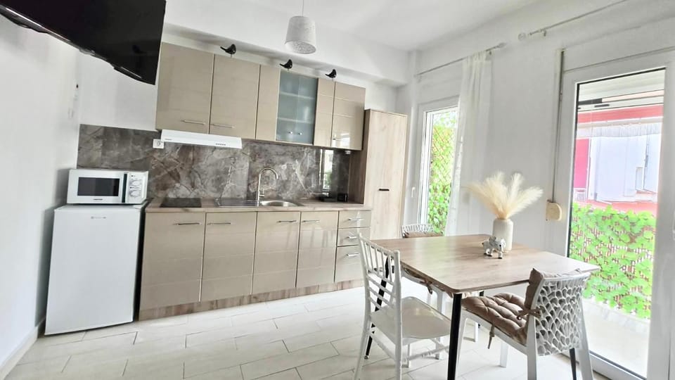 Kitchen or kitchenette, Dining area