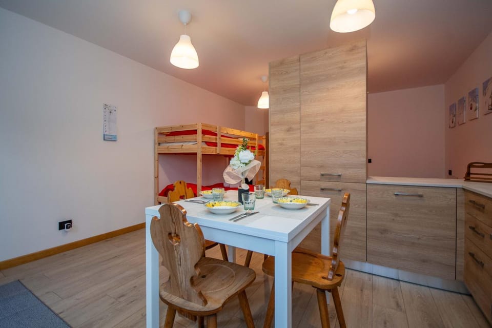 Bed, Kitchen or kitchenette, Dining area, Bedroom