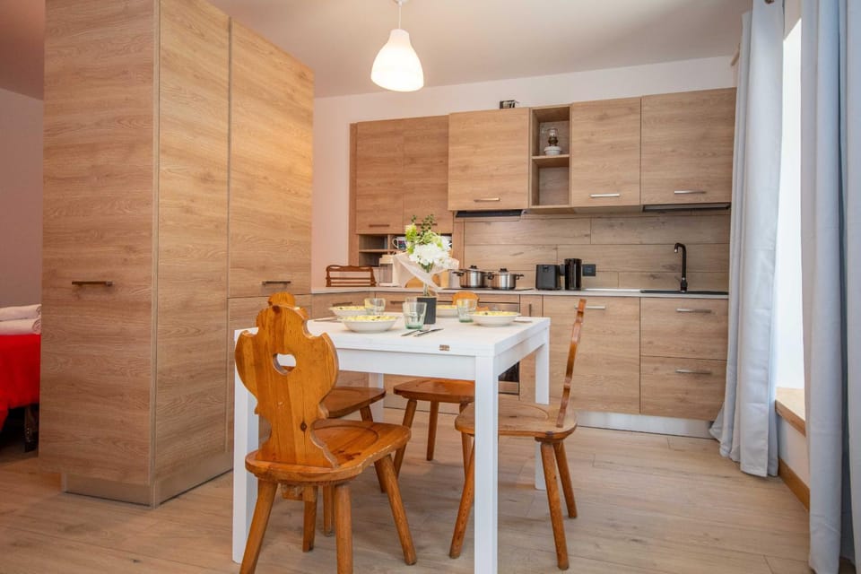 Kitchen or kitchenette, Dining area, stove