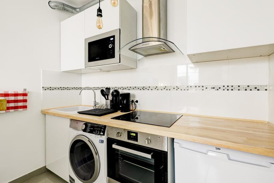 Kitchen or kitchenette, oven, stove, washing machine