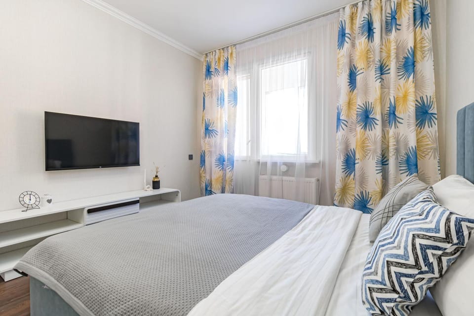 Bed, TV and multimedia, Photo of the whole room, Bedroom