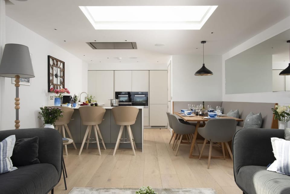 TV and multimedia, Coffee/tea facilities, Kitchen or kitchenette, Living room, Seating area, Dining area, oven
