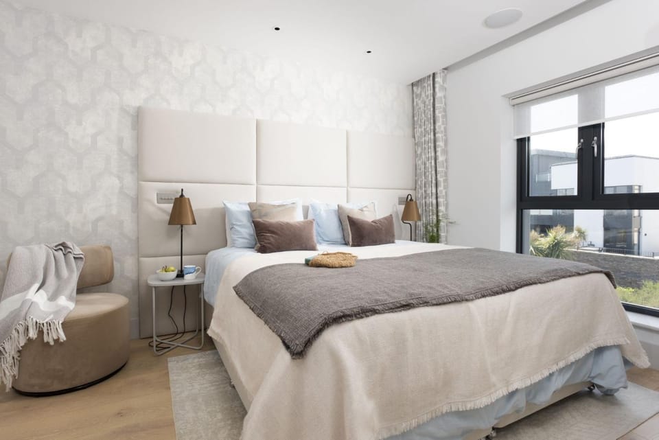 Property building, Bed, Bedroom, towels