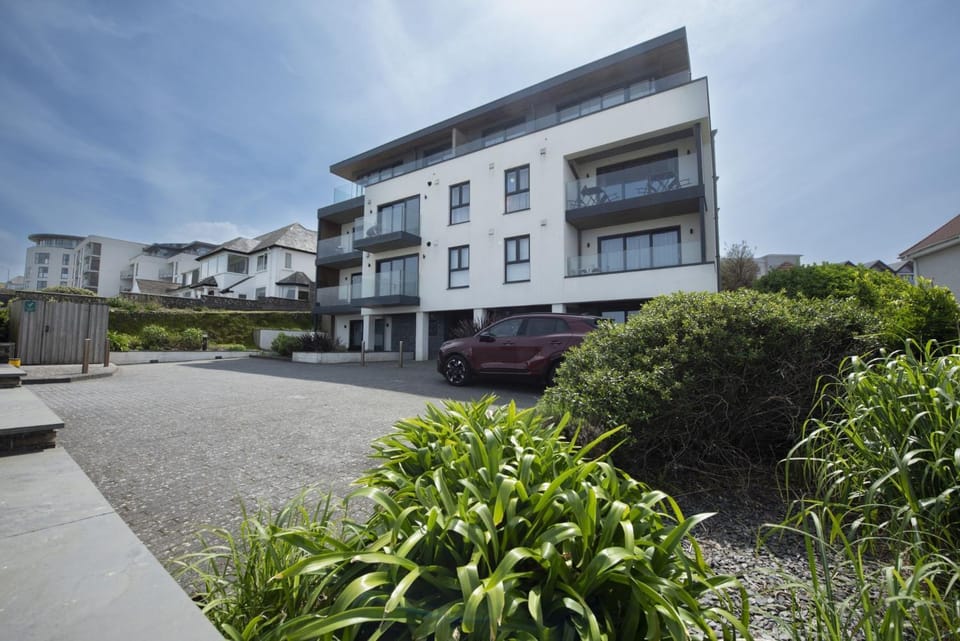 Facade/entrance, Neighbourhood, Parking