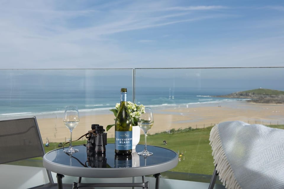 Natural landscape, View (from property/room), Balcony/Terrace, Seating area, Dining area, Sea view