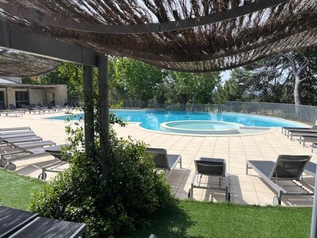 T2 confort résidence Golf Country Club Apartment in L'Isle-sur-la-Sorgue