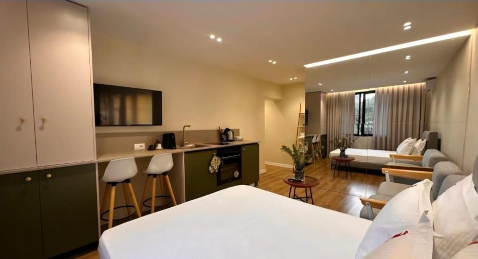 Bed, TV and multimedia, Coffee/tea facilities, Kitchen or kitchenette, Living room, Photo of the whole room, Seating area, Dining area, Bedroom