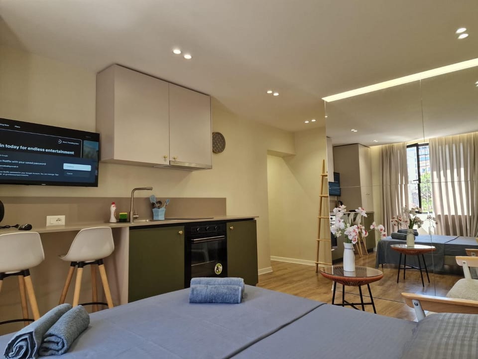 TV and multimedia, Kitchen or kitchenette, Living room, Seating area, Dining area, minibar, oven, stove