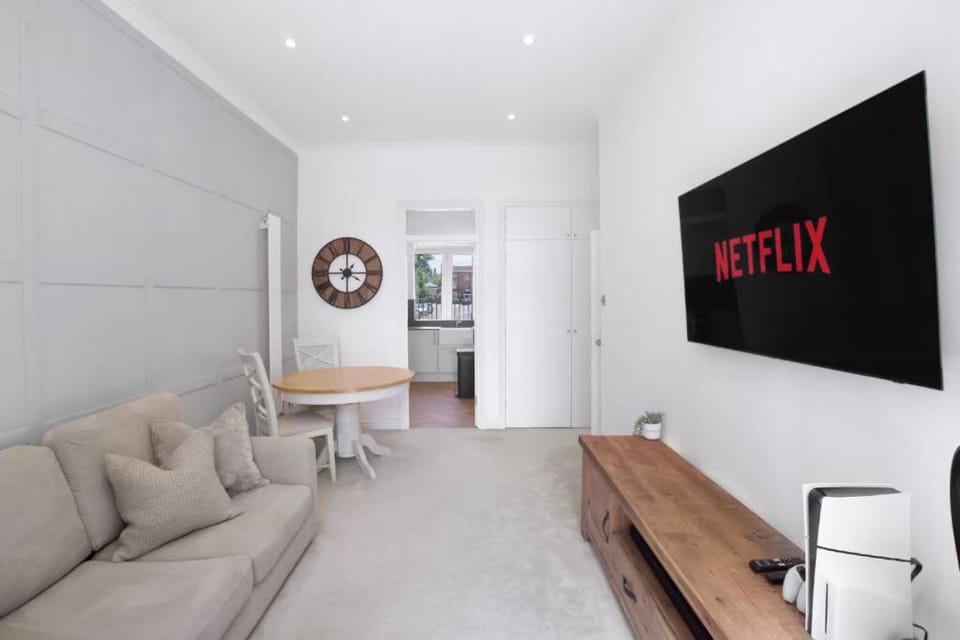 Modern 1-Bed Apartment in Hertford with Private Parking Apartment in Hertford