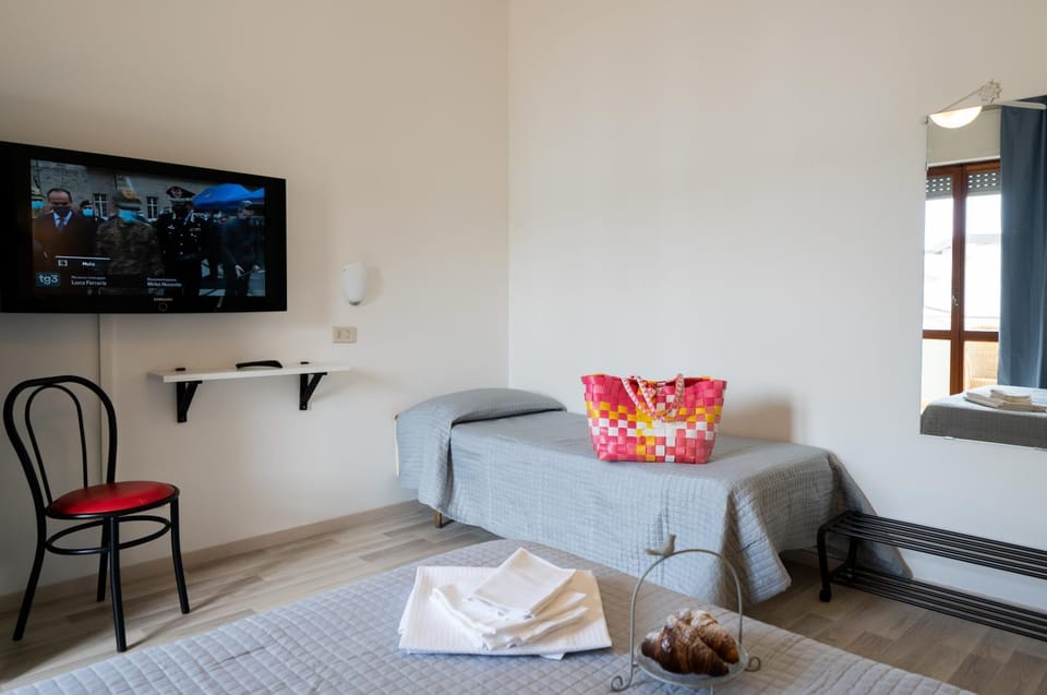 Bed, TV and multimedia, Bedroom