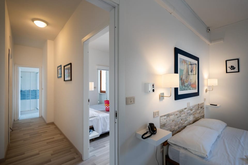 Bed, TV and multimedia, Photo of the whole room, towels