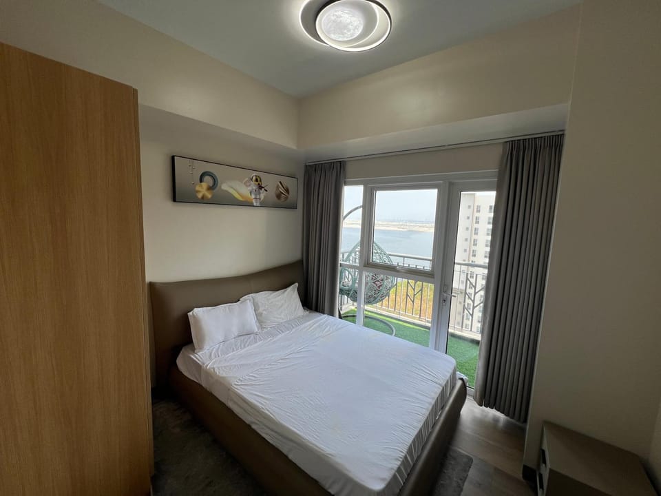 Luxury Spacious 3Bedrooms with Maid's Room Bunkbed Massage Chair Bayview Free Pool & Parking Near Okada & MOA Apartment in Pasay