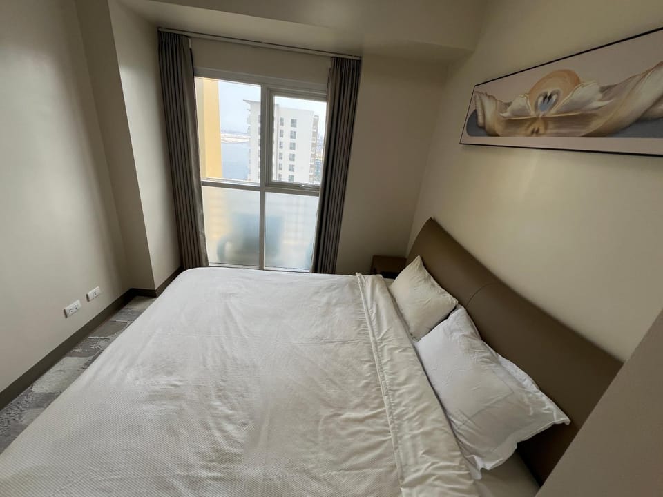 Luxury Spacious 3Bedrooms with Maid's Room Bunkbed Massage Chair Bayview Free Pool & Parking Near Okada & MOA Apartment in Pasay