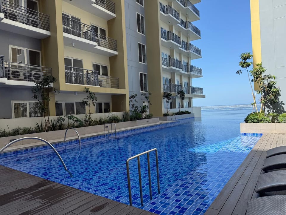 Luxury Spacious 3Bedrooms with Maid's Room Bunkbed Massage Chair Bayview Free Pool & Parking Near Okada & MOA Apartment in Pasay