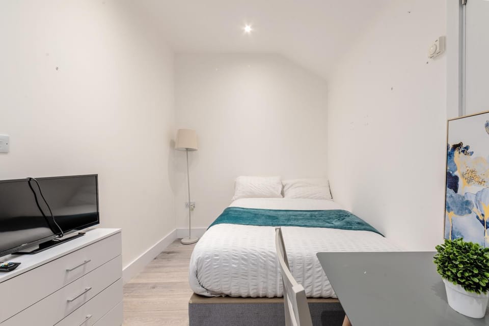 Bed, TV and multimedia, Bedroom