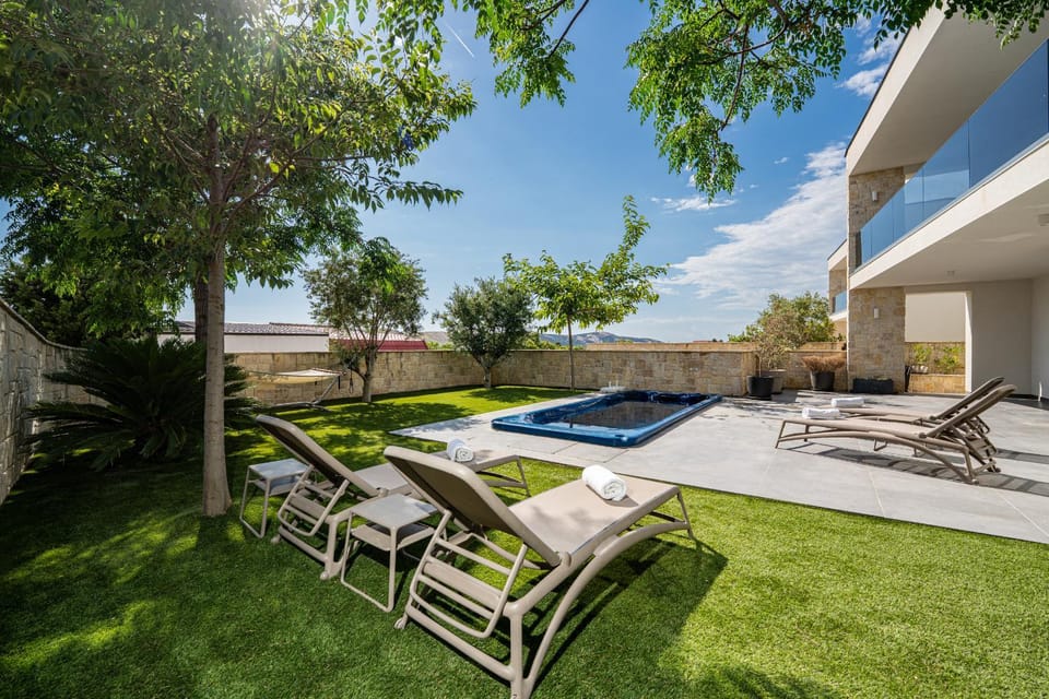 Patio, Day, Natural landscape, Garden, Garden view, Pool view, sunbed
