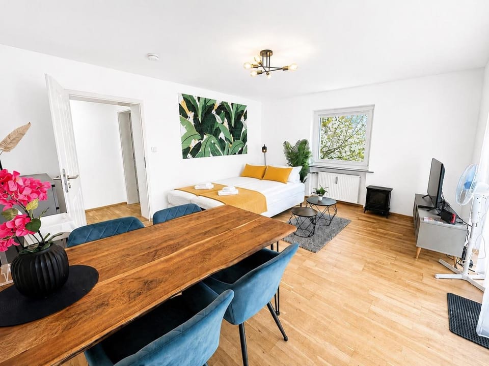 Bed, TV and multimedia, Living room, Photo of the whole room, Seating area, Dining area, fireplace