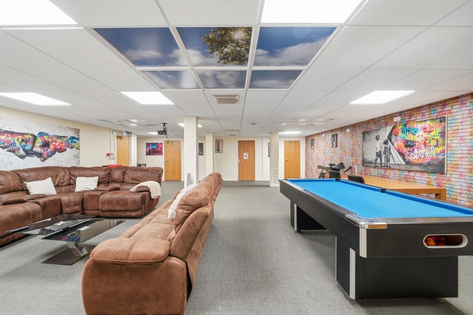 Communal lounge/ TV room, Billiard, Living room, Seating area