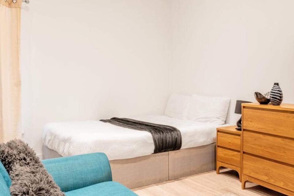 Bed, Seating area, Bedroom