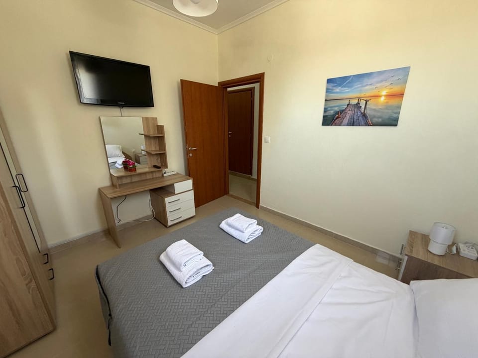 Bed, TV and multimedia, towels