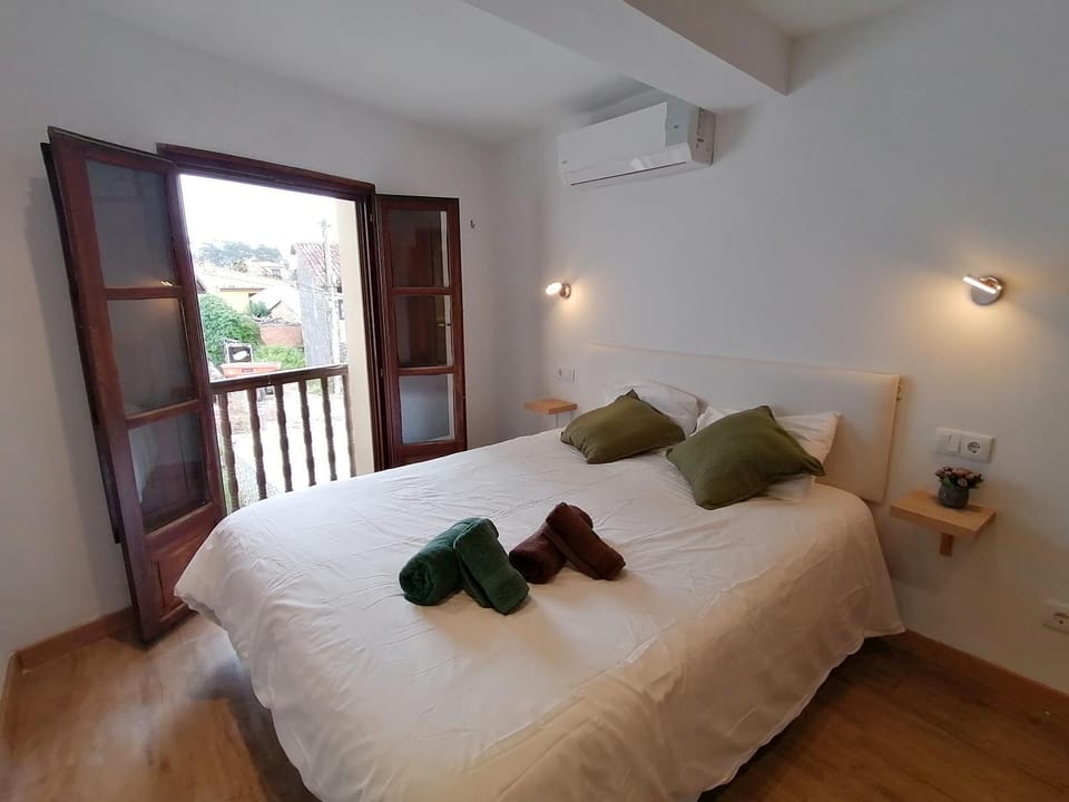Photo of the whole room, Bedroom, air conditioner