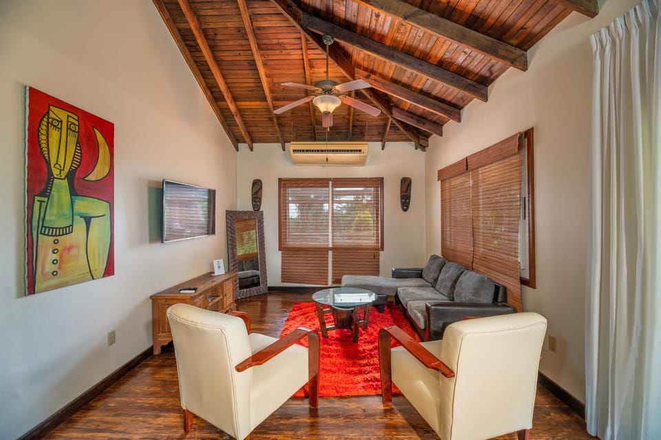 Island Escape near Beaches & Attractions House in Bay Islands Department