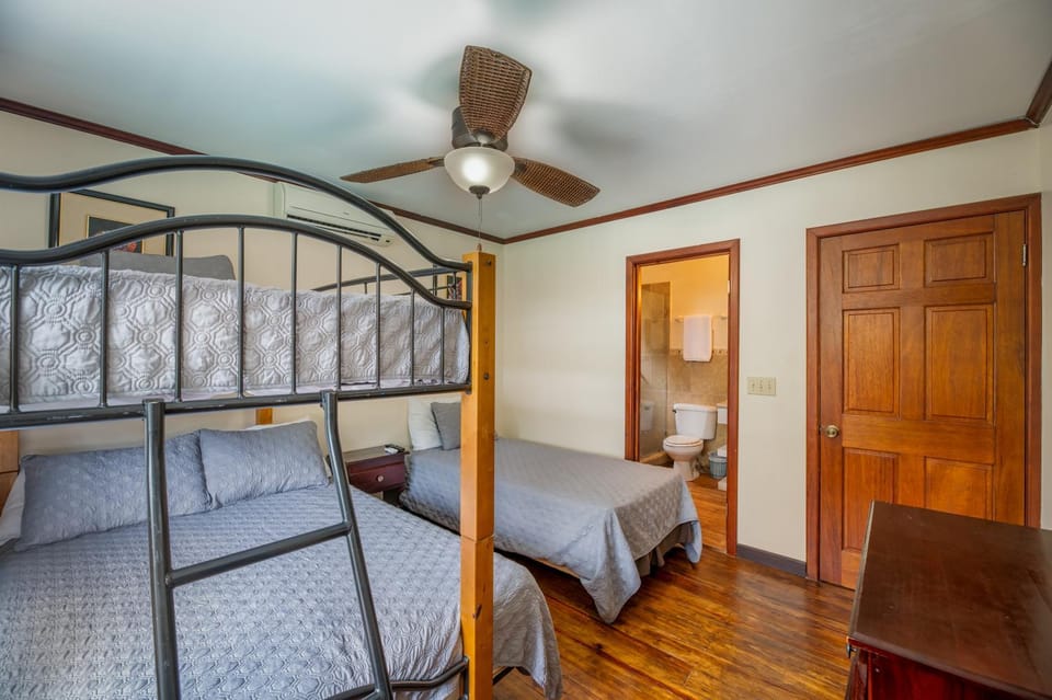Island Escape near Beaches & Attractions House in Bay Islands Department