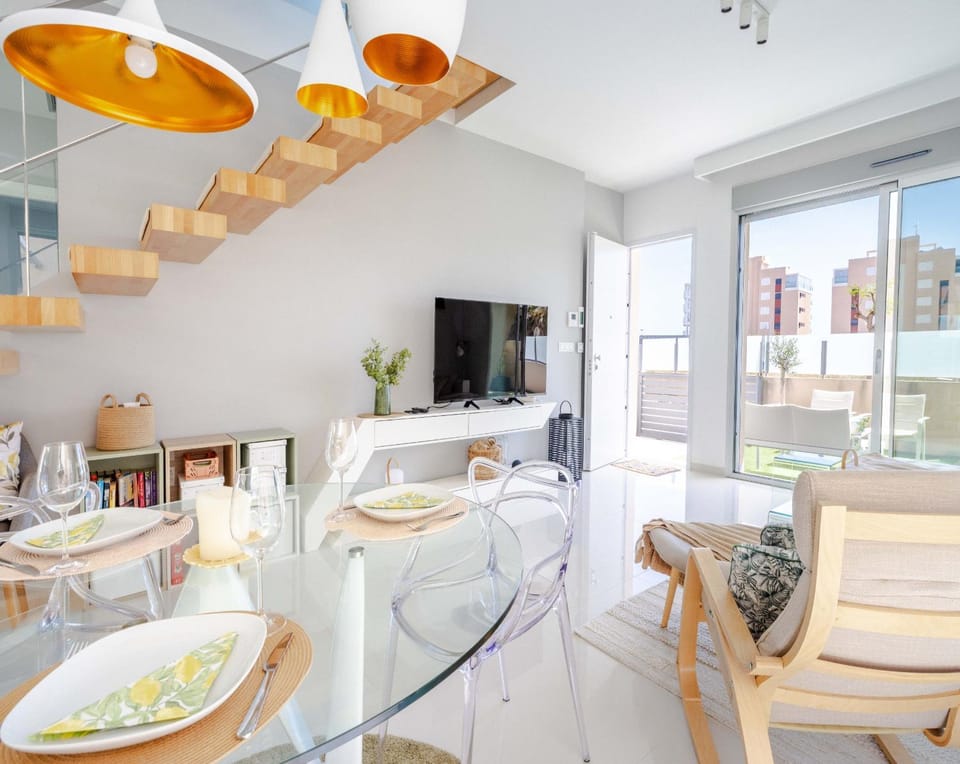 TV and multimedia, Living room, Seating area, Dining area