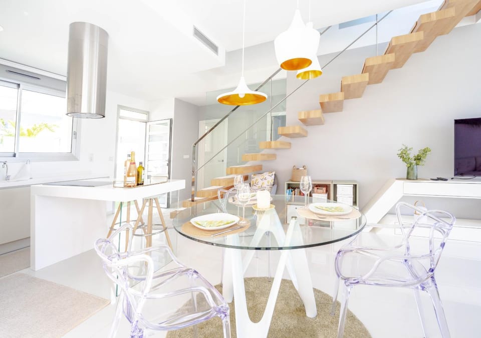 Kitchen or kitchenette, Living room, Seating area, Dining area
