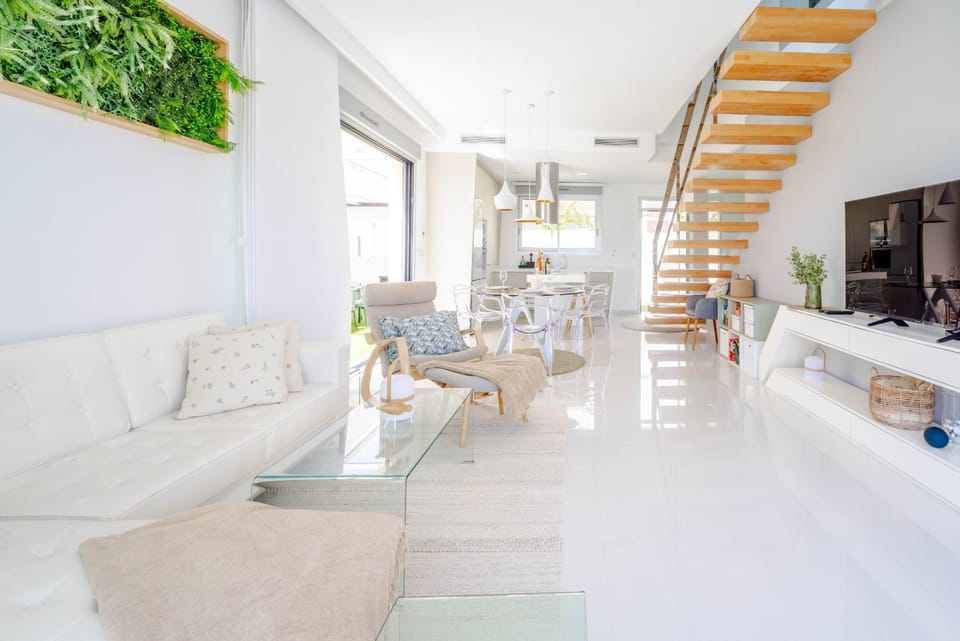 TV and multimedia, Living room, Seating area, Dining area