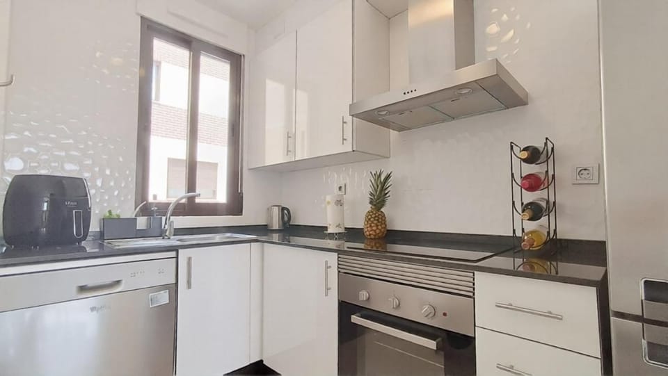 Coffee/tea facilities, Kitchen or kitchenette, dishwasher, stove